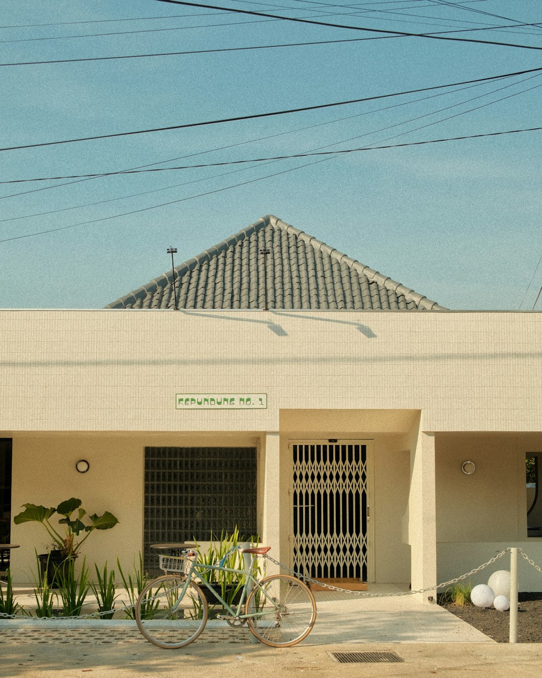 Modern Lakeside Residence